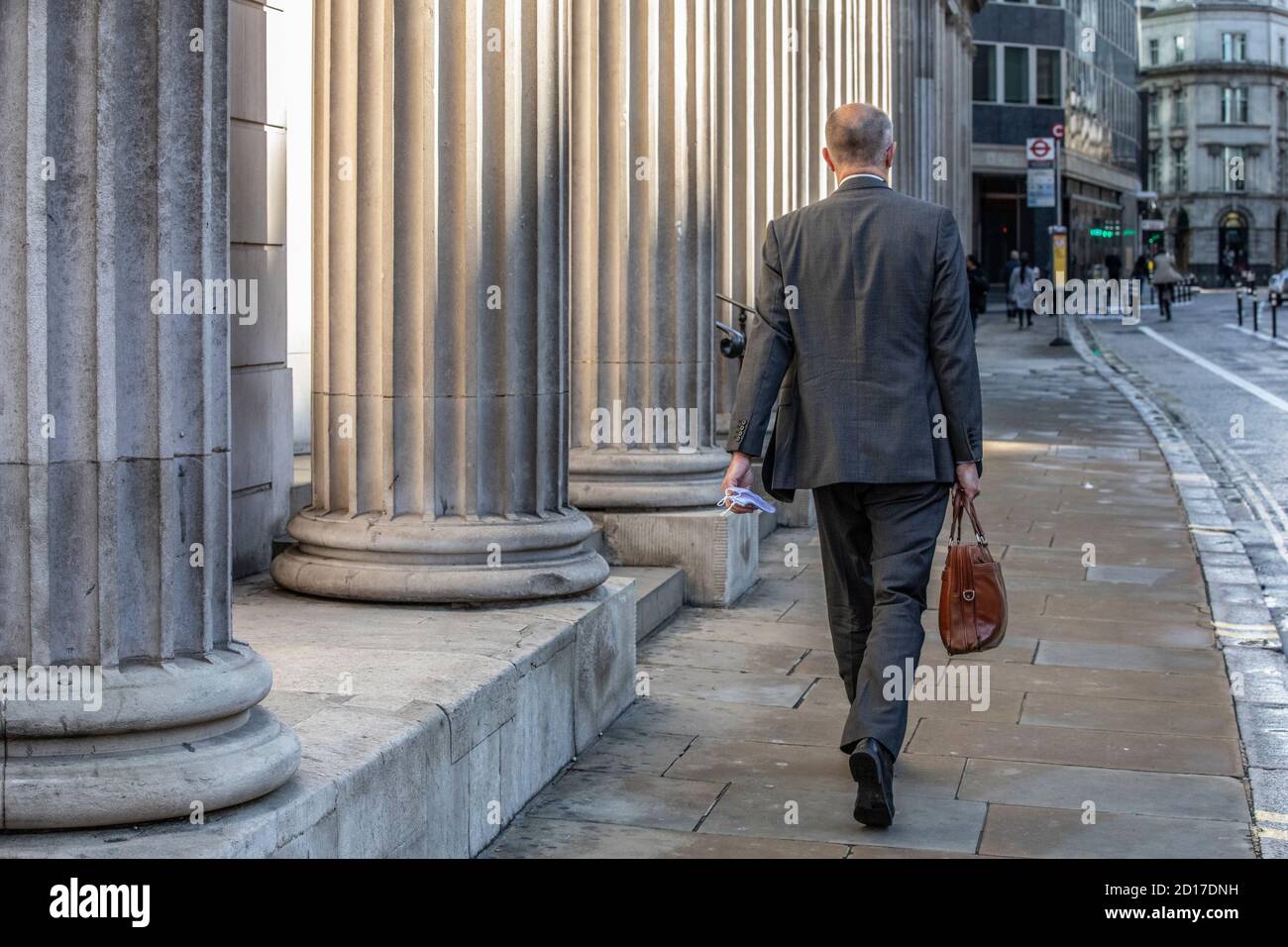 Stadtarbeiter kommen während des zweiten Teils der Coronavirus-Pandemie, Threadneedle Street, an der Bank of England im Herzen der City of London vorbei. Stockfoto