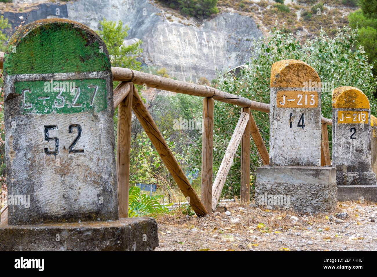 Alte Meilensteine, die auf der Straße Bailen-Motril (N-323) bei der Durchfahrt durch La Cerradura de Pegalajar (Jaen-Spanien) aufgedeckt wurden Stockfoto