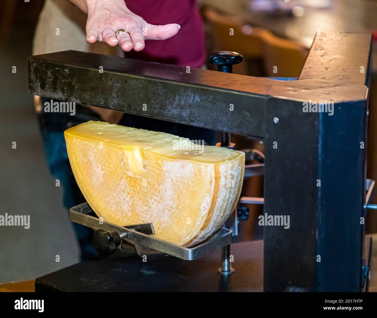 Workshop in der Walliser Heimat des Raclette Turtmann-Unterems, Schweiz.  Heiße Sache! Der Raclette-Ofen 3 ist eine Art Käsekarussell mit zwei Armen  und drei Käsehämpeln. Der Käse dreht sich und die Raclette-Firma verteilt