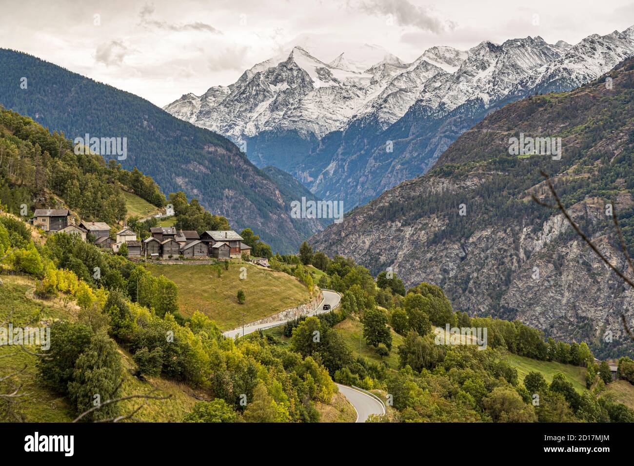 Wanderung über den Weinweg von Visperterminen nach Visp, Wallis, Schweiz.immer wieder öffnet sich der Blick auf die 4,000 Meter hohen Gipfel im Oberwallis. Zwischen Visperterminen und Visp befinden sich einige kleine Weiler. Vom Weiler Oberstaden aus wird der Reblehrpfad zum Tärbiner Kulturweg. Stockfoto