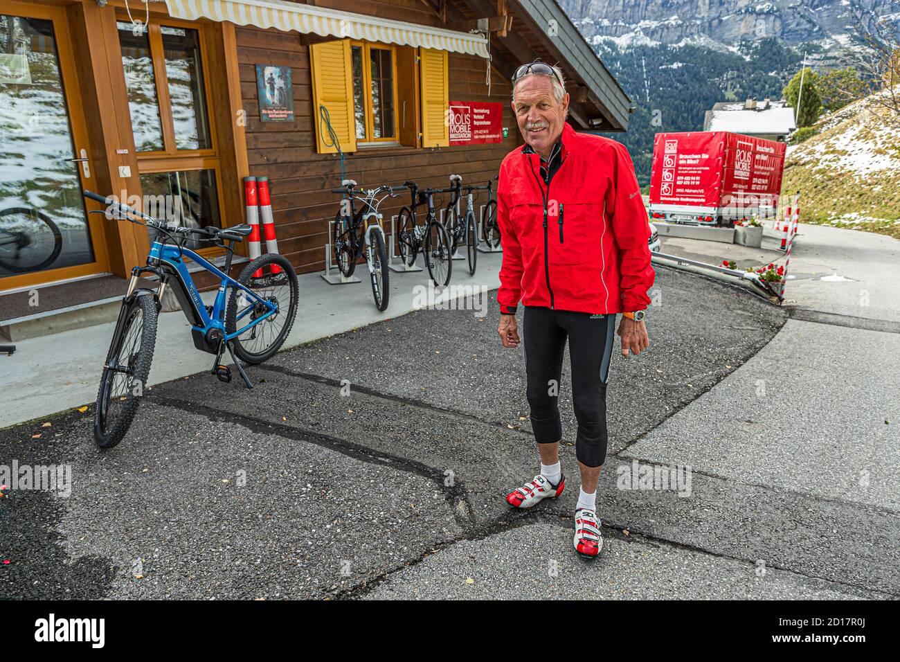 Die Infrastruktur für Radfahrer im Wallis ist hervorragend. In Albinen betreibt Roland Holzer seinen Bikerservice. Biking Guide in Albinen, Schweiz Stockfoto
