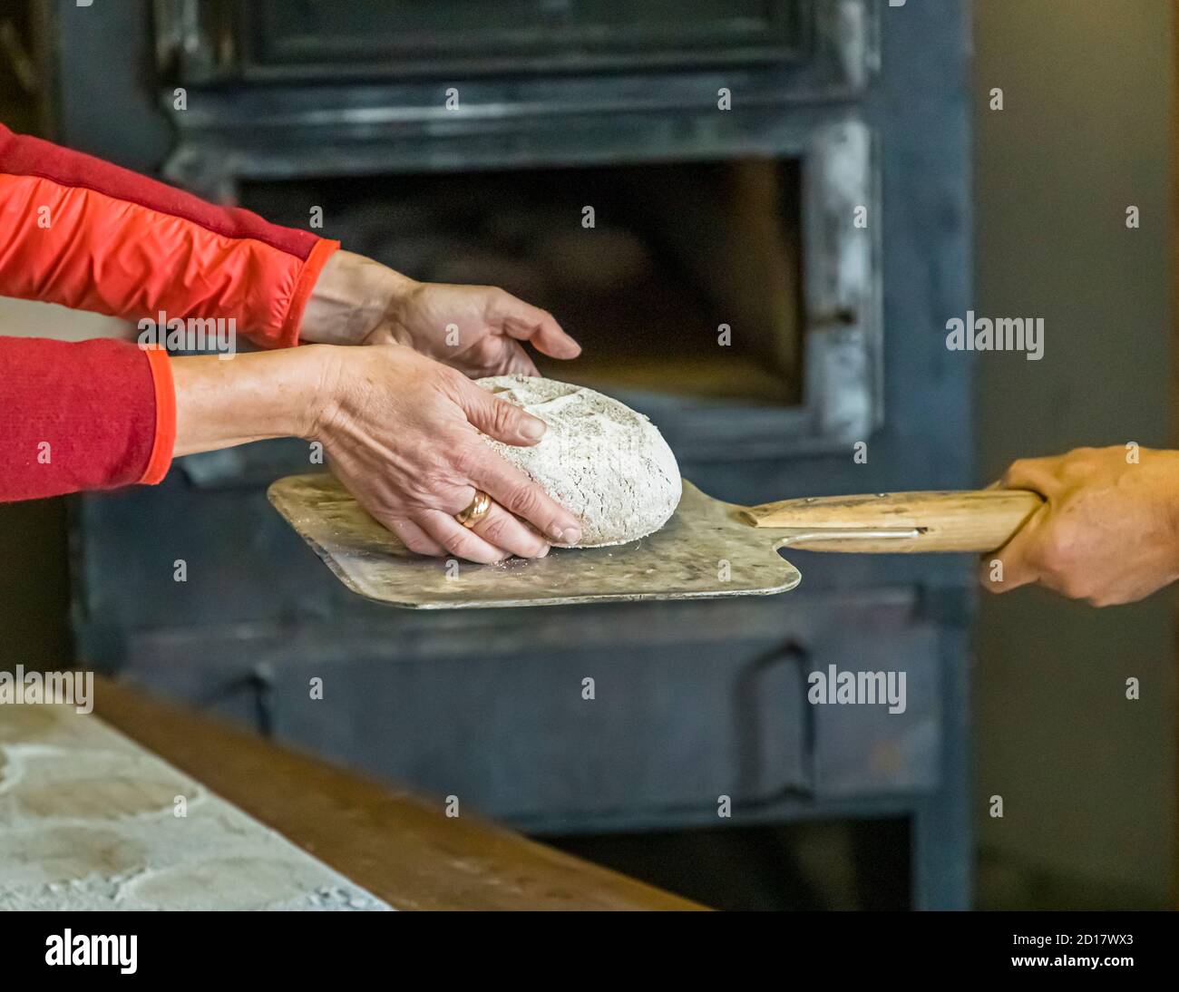 Walliser Roggenbrot-Backwerkstatt in Goppenstein-Erschmatt, Schweiz. In den Ofen. Bei etwa 300 Grad Celsius werden die Roggenbrote gebacken Stockfoto