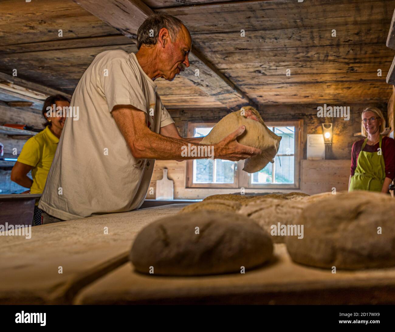 Walliser Roggenbrot-Backwerkstatt in Goppenstein-Erschmatt, Schweiz. In Erschmatt werden die für den Schweizer Kanton Wallis typischen Roggenbrote gebacken Stockfoto