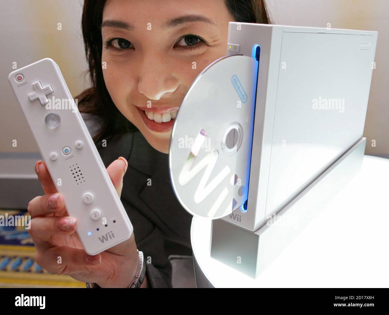 Ein Mitarbeiter von Nintendo Co. Ltd.-Displays der Firma nächsten  Generation Spielekonsole "Wii" und es ist vor ihrer Unternehmensstrategie  treffen in Tokio 7. Juni 2006 steuern. Nintendo plant die neue Spielkonsole  im letzten