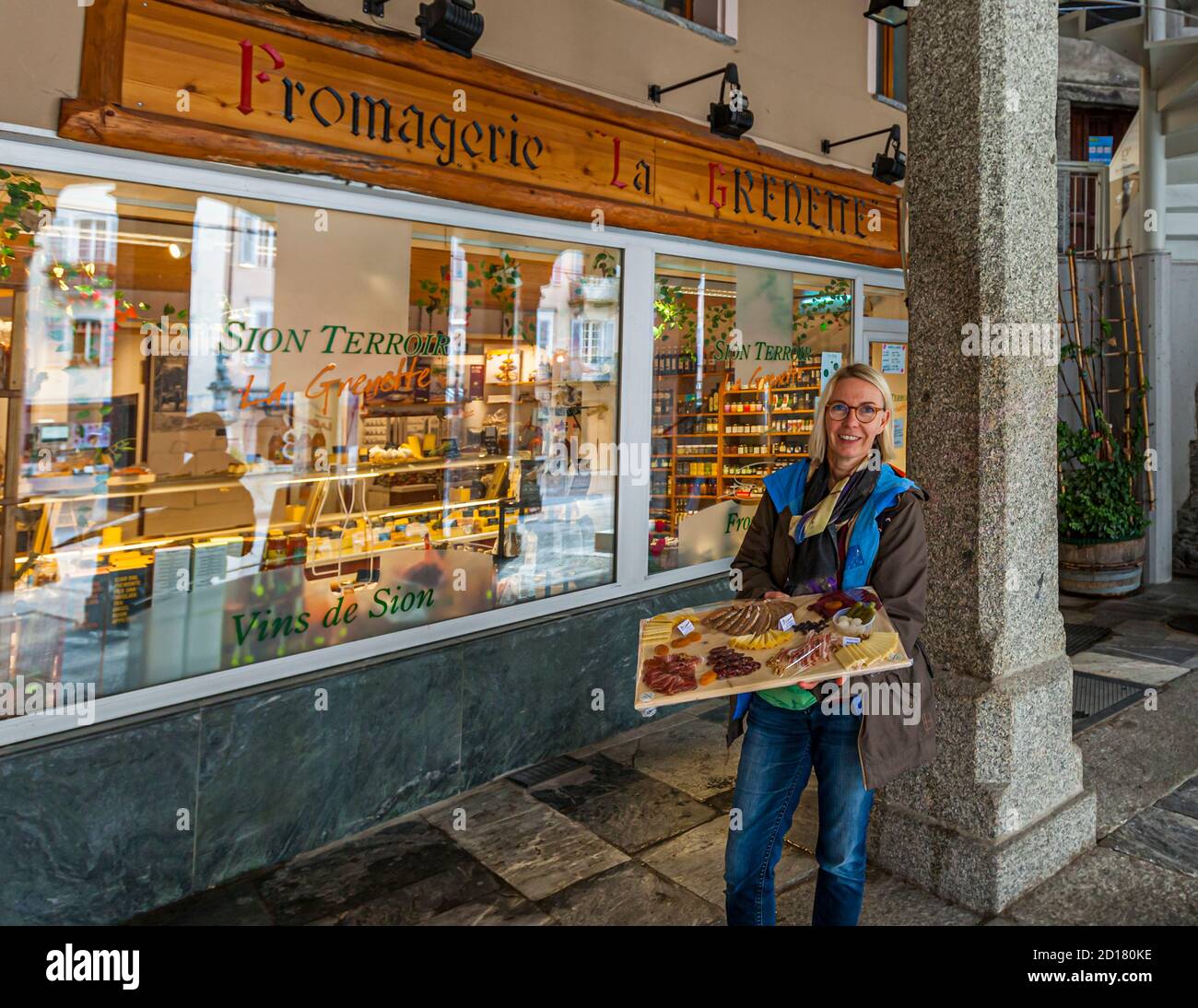 In einer Weinbar in der Altstadt von Sion, Schweiz, wird ein Teller mit Walliser Spezialitäten aus Käse und Schinken zusammen mit anderen Weinen verkostet Stockfoto