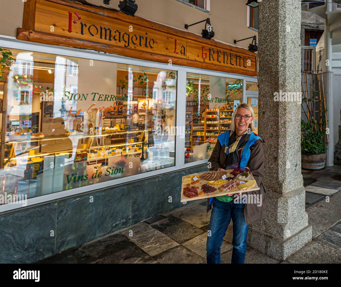 In einer Weinbar in der Altstadt von Sion, Schweiz, wird ein Teller mit Walliser Spezialitäten aus Käse und Schinken zusammen mit anderen Weinen verkostet Stockfoto In einer Weinbar in der Altstadt von Sion, Schweiz, wird ein Teller mit Walliser Spezialitäten aus Käse und Schinken zusammen mit anderen Weinen verkostet Stockfoto