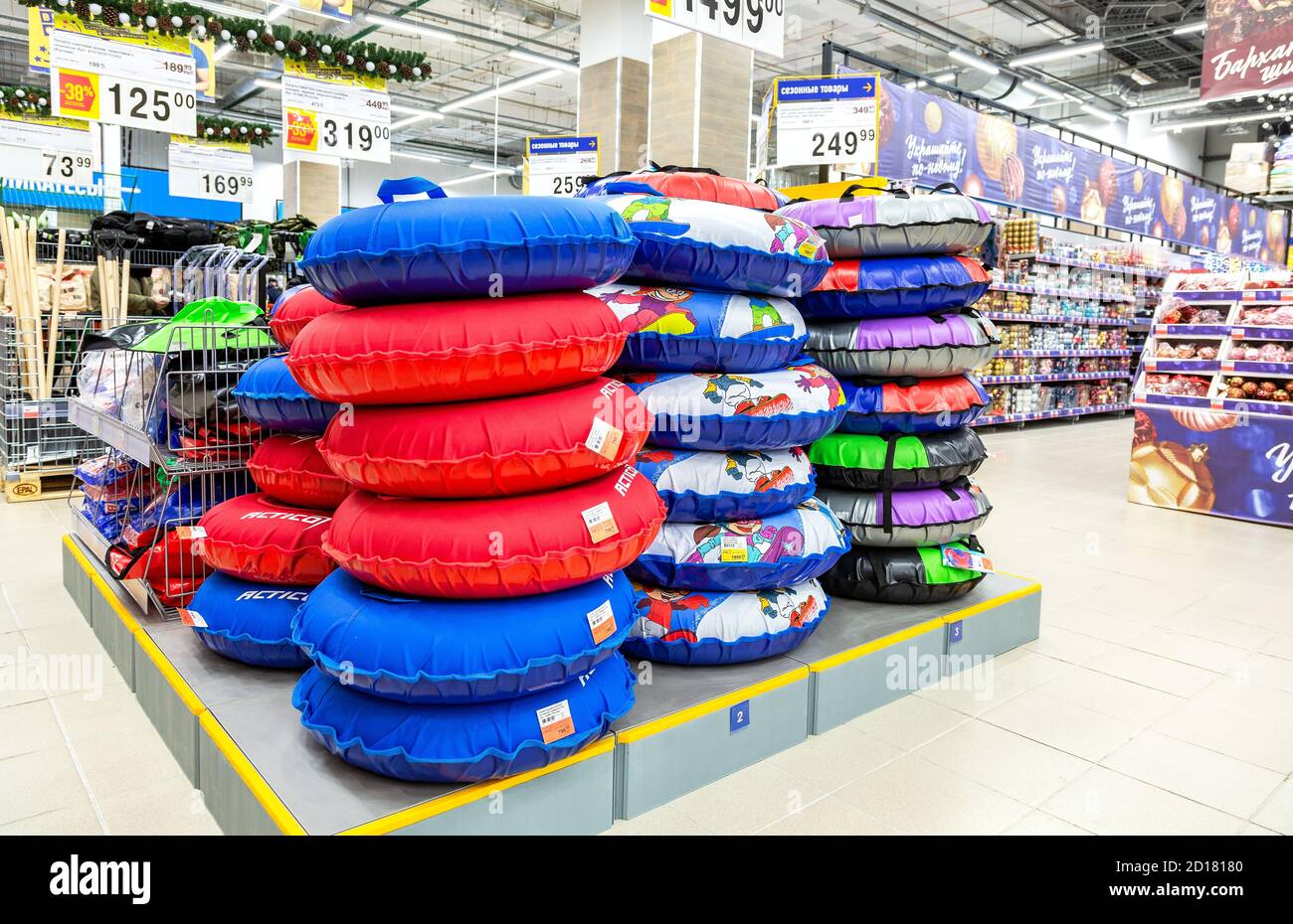 Samara, Russland - 23. November 2019: Verschiedene bunte Schneeröhren bereit zum Verkauf im Laden Stockfoto
