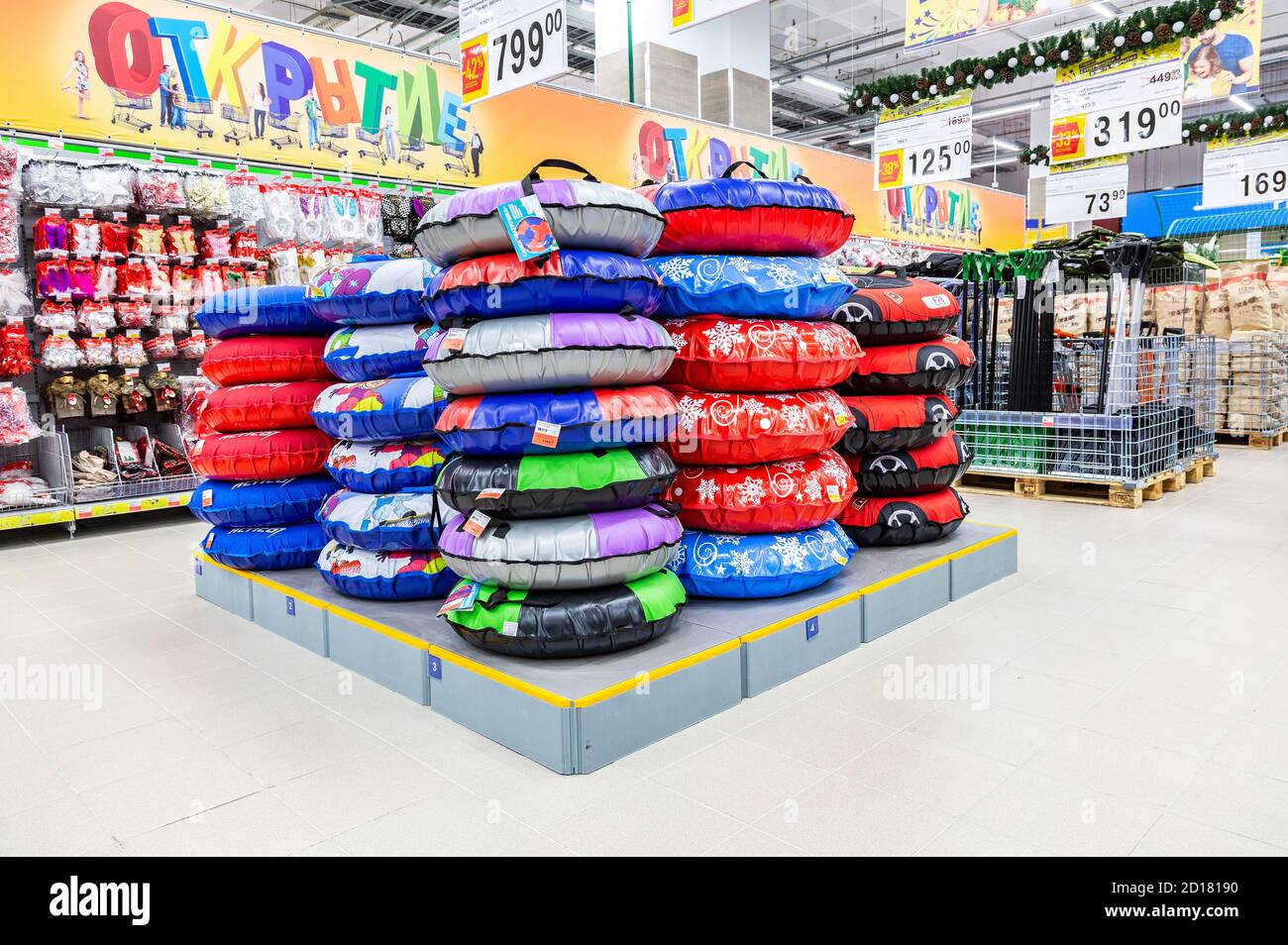 Samara, Russland - 23. November 2019: Verschiedene bunte Schneeröhren bereit zum Verkauf im Laden Stockfoto