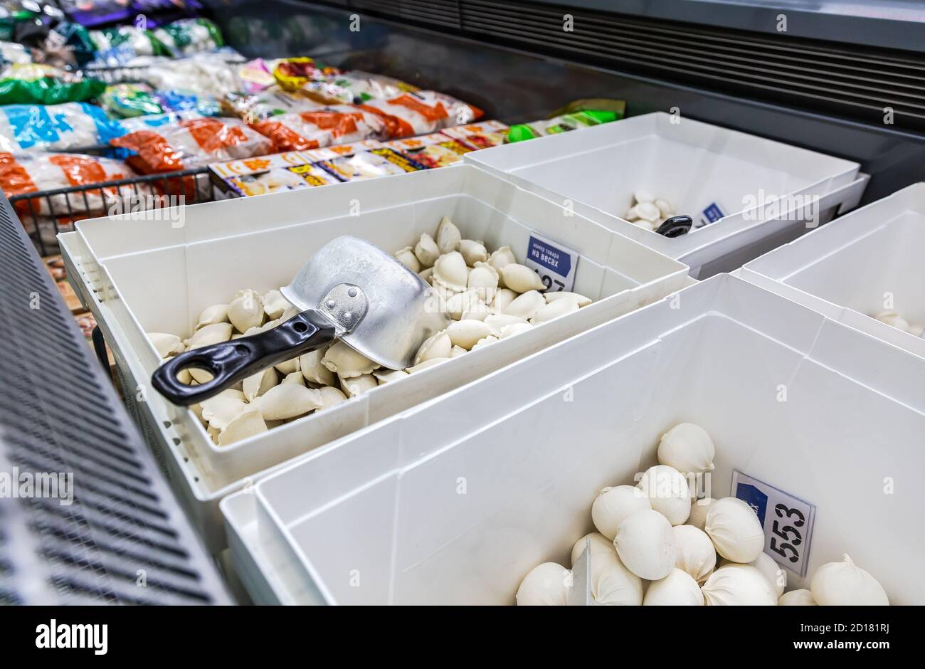Samara, Russland - 23. November 2019: Gefrorene Knödel und andere Lebensmittel im Sortiment bereit für den Verkauf in einem Lebensmittelgeschäft Stockfoto
