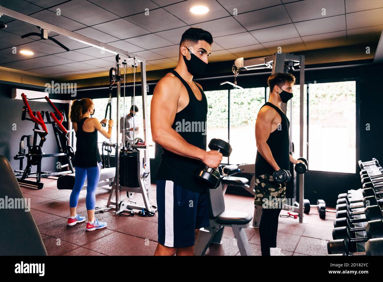 Eine Gruppe junger Leute trainieren im Fitnessstudio Stockfoto