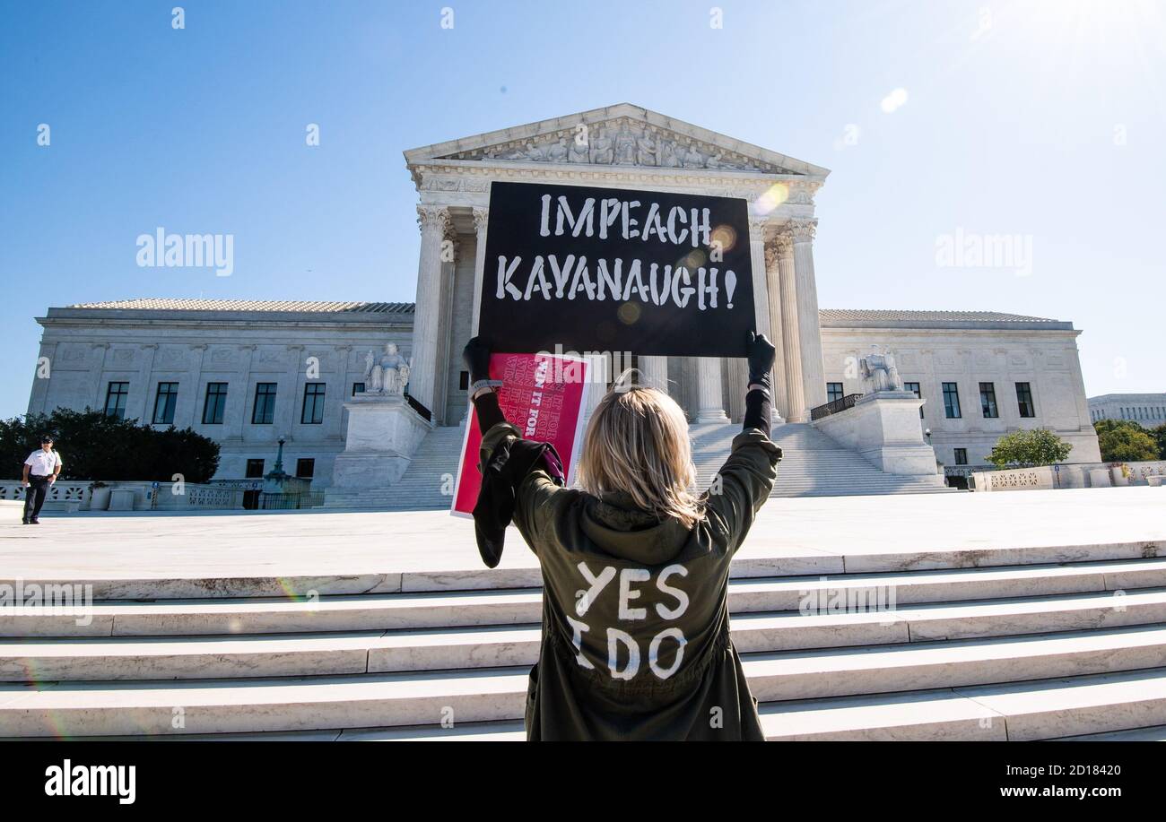 Washington, Usa. Oktober 2020. Ein Protestler demonstriert vor dem Obersten Gerichtshof der Vereinigten Staaten in Washington, DC am ersten Tag seiner neuen Amtszeit, am 5. Oktober 2020. Es wird erwartet, dass das hohe Gericht einen Fall hört, der das Schicksal des Affordable Care Act und möglicherweise die Wahl bestimmen könnte. Es wird erwartet, dass der Senat die Bestätigung von Trumps Kandidaten für das Surpeme Court Amy Coney Barrett, nächste Woche die Nachfolge von Ruth Bader Ginsburg anzutritt, aufnehmen wird. Foto von Kevin Dietsch/UPI Kredit: UPI/Alamy Live News Stockfoto