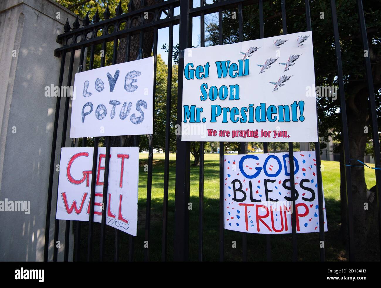 Washington, Usa. Oktober 2020. Notizen und Zeichen von Wohlwünschen werden außerhalb des Walter Reed Medical Center gelassen, während Trump Behandlung für COVID-19 innen, in Bethesda, Maryland am Montag, 5. Oktober 2020 durchläuft. Foto von Kevin Dietsch/UPI Kredit: UPI/Alamy Live News Stockfoto