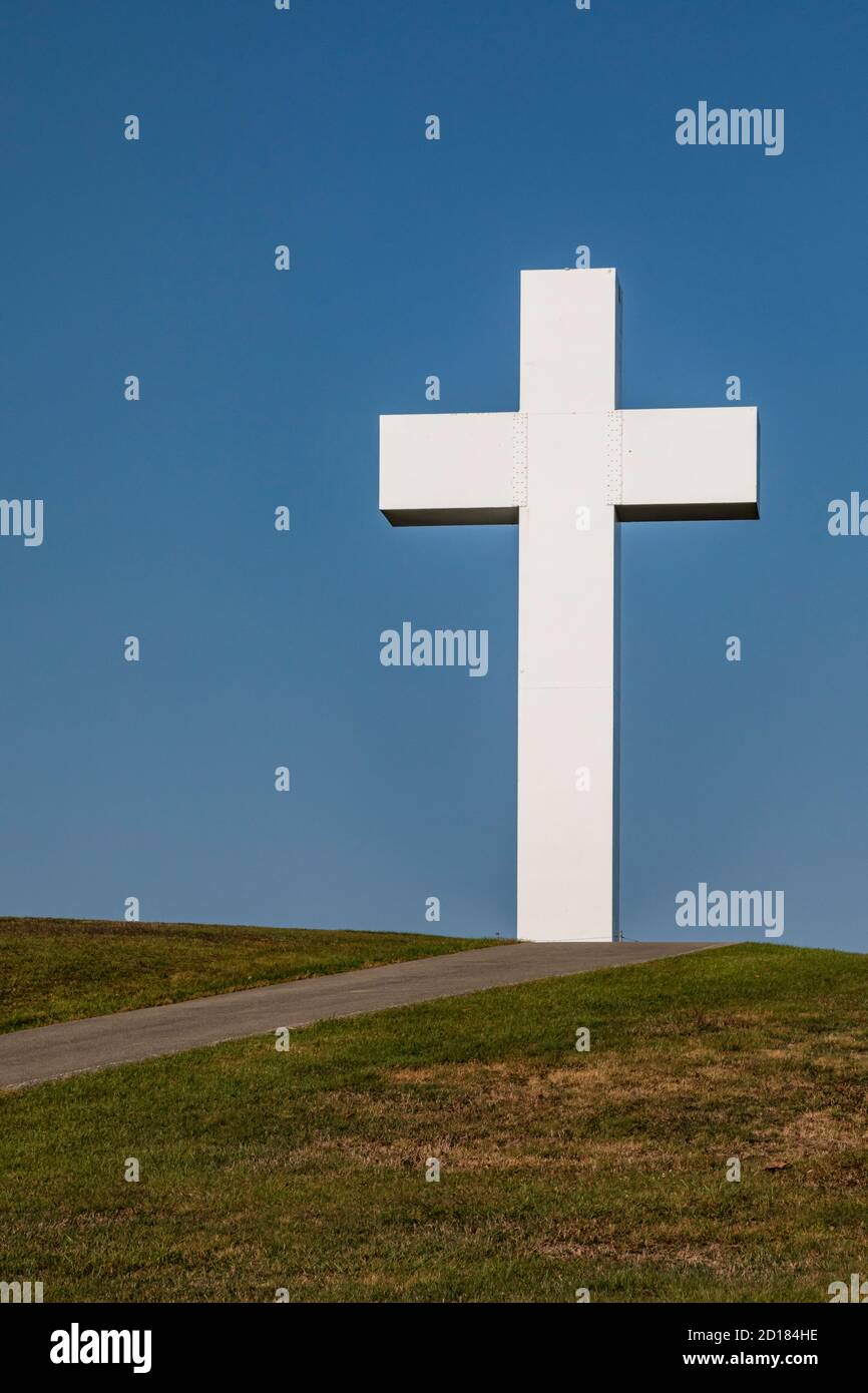 Uniontown, Pennsylvania - das Kreuz Christi auf Dunbar's Knob im United Methodist Jumonville Christian Camp und Restreat Center. Die 60-Fuß ta Stockfoto