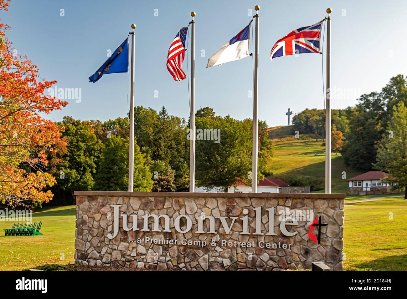 Uniontown, Pennsylvania - die Vereinigten Methodisten Jumonville Christian Camp und Restreat Center. Das 60 Meter hohe Kreuz Christi auf dem Gipfel des Hügels datiert Stockfoto