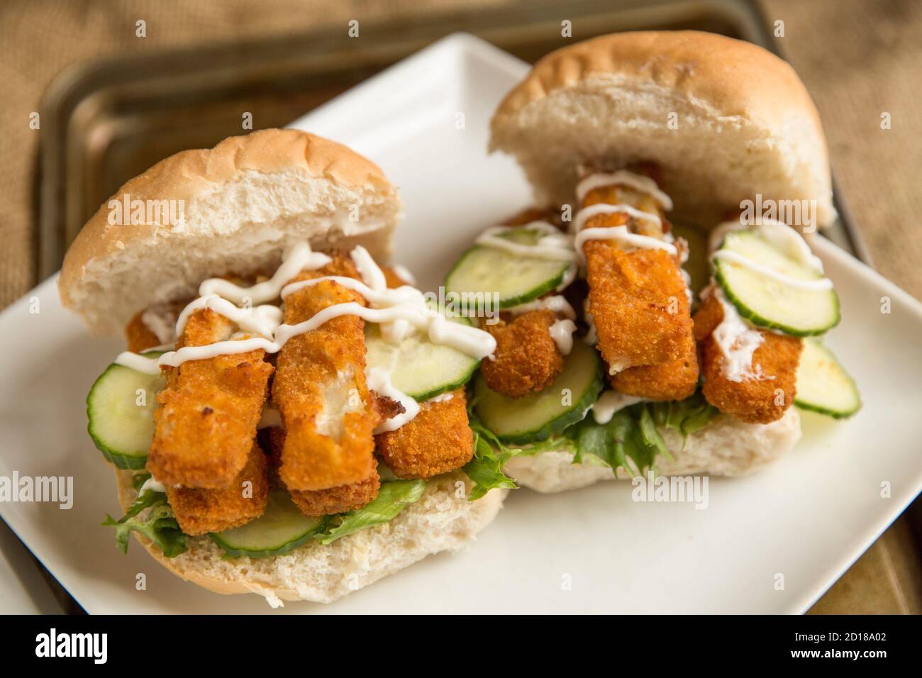 Ein Fischfinger-Sandwich serviert mit Salat und Mayonnaise. Dorset England GB Stockfoto