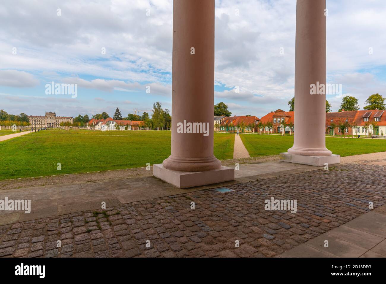 Blick von der Stadtkirche oder Stadtkirche auf das barocke Schloss Ludwigslust, Ludwigslust, Mecklenburg-Vorpommern, Ostdeutschland, Europa Stockfoto