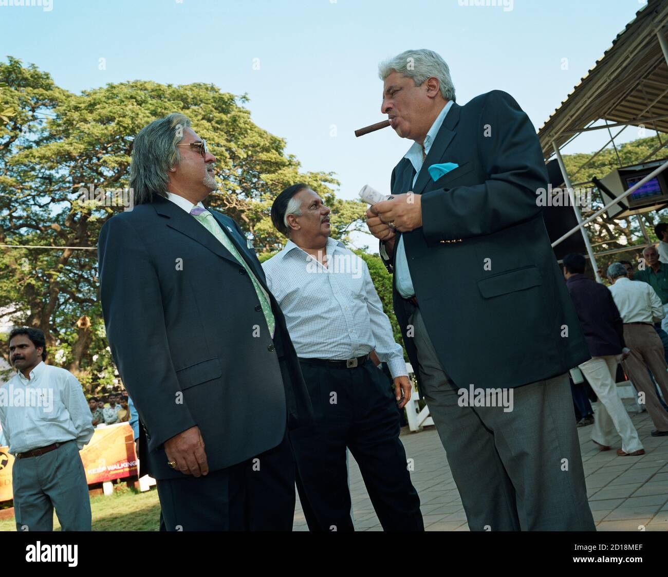 Der indische Geschäftsmann und ehemalige Parlamentsabgeordnete Vijay Mallya mischt sich mit Freunden auf der Mahalaxmi Racecourse. Stockfoto