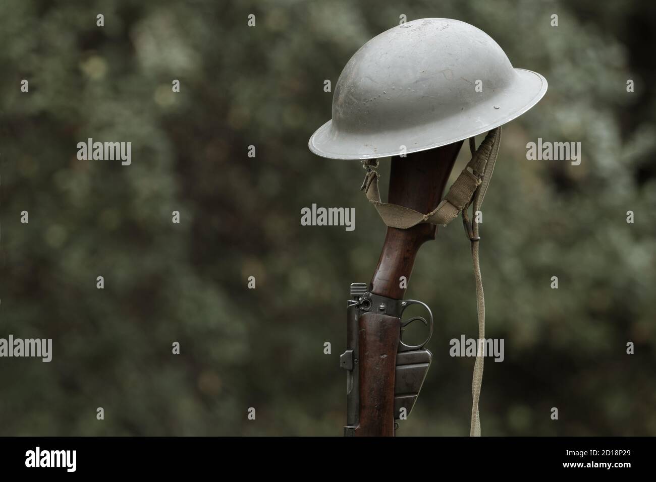 Brodie Helm und Gewehr aus dem Ersten Weltkrieg Stockfoto