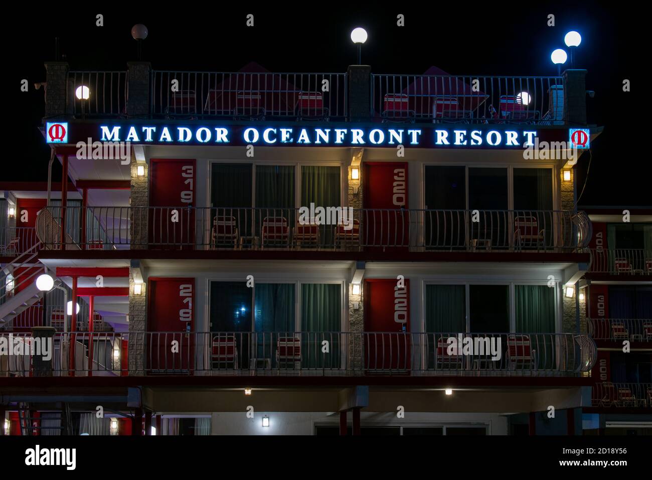 WILDWOOD, NEW JERSEY - September 16 2020: Das lokal berühmte Matador Oceanfront Resort und Hotel beleuchtet in der Nacht Stockfoto