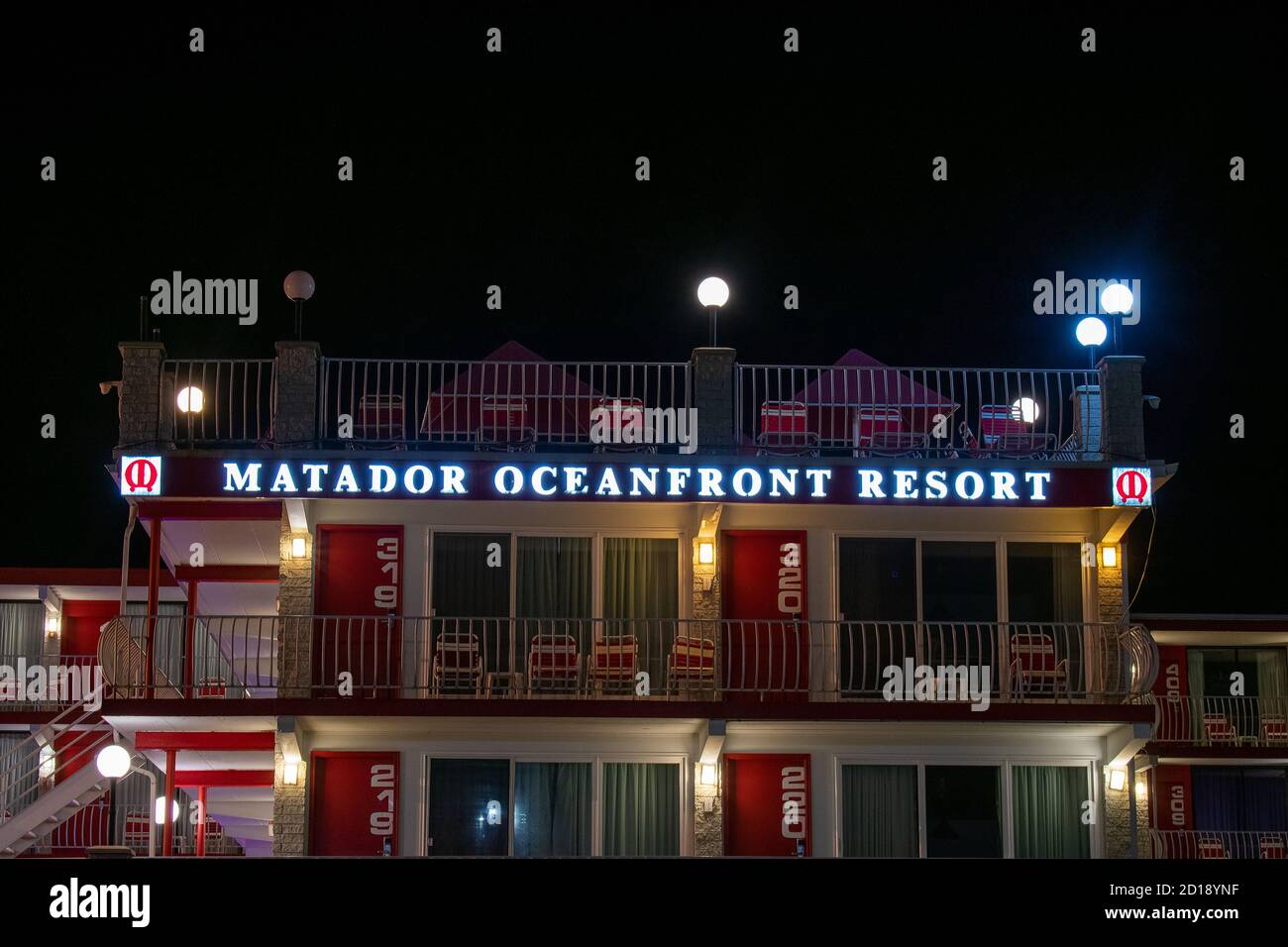WILDWOOD, NEW JERSEY - September 16 2020: Das lokal berühmte Matador Oceanfront Resort und Hotel beleuchtet in der Nacht Stockfoto