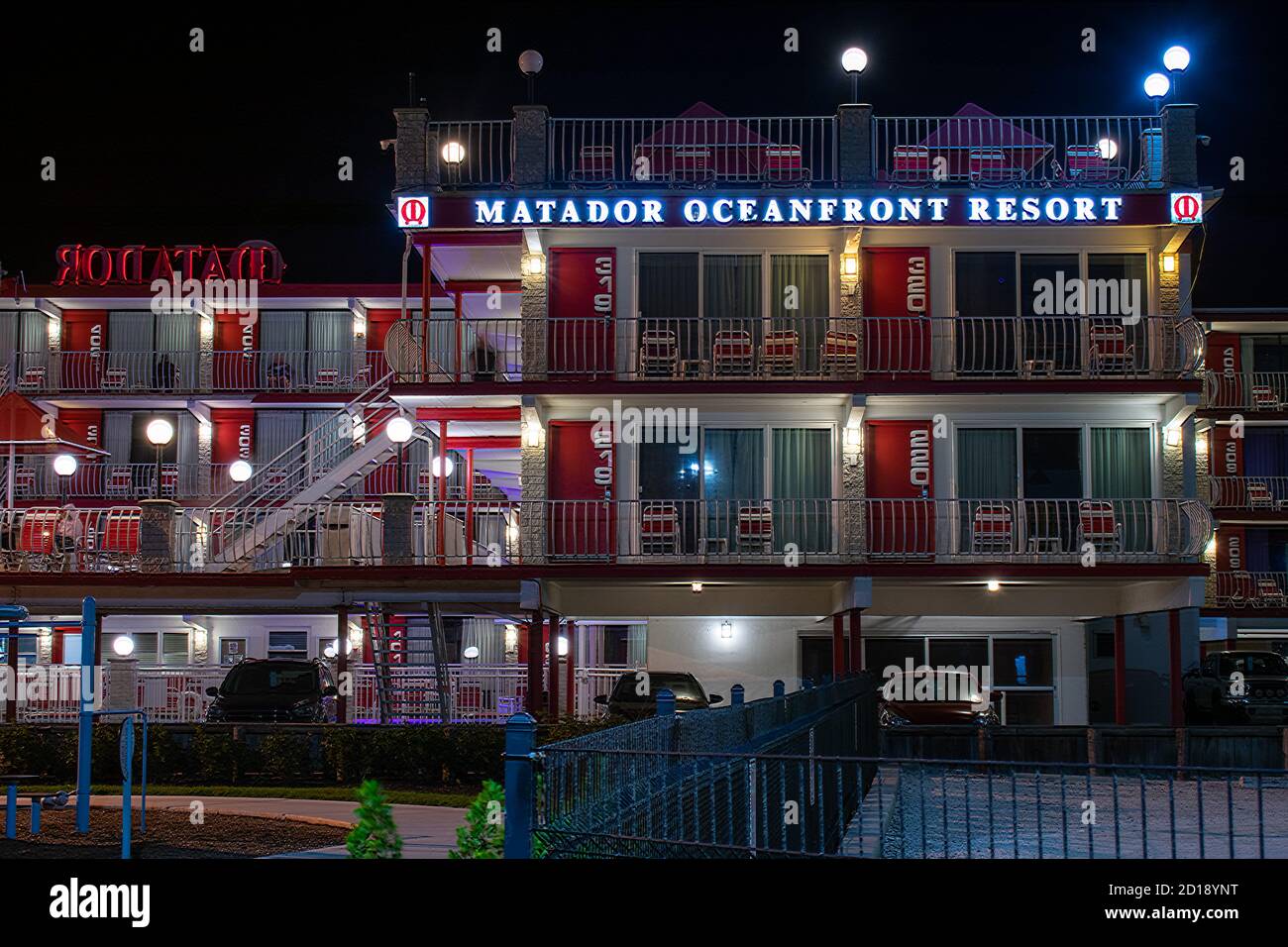 WILDWOOD, NEW JERSEY - September 16 2020: Das lokal berühmte Matador Oceanfront Resort und Hotel beleuchtet in der Nacht Stockfoto