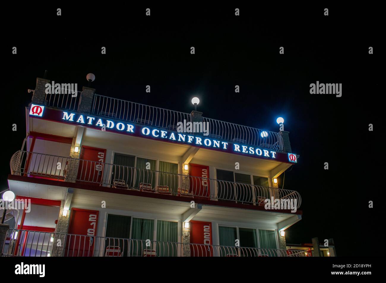WILDWOOD, NEW JERSEY - September 16 2020: Das lokal berühmte Matador Oceanfront Resort und Hotel beleuchtet in der Nacht Stockfoto