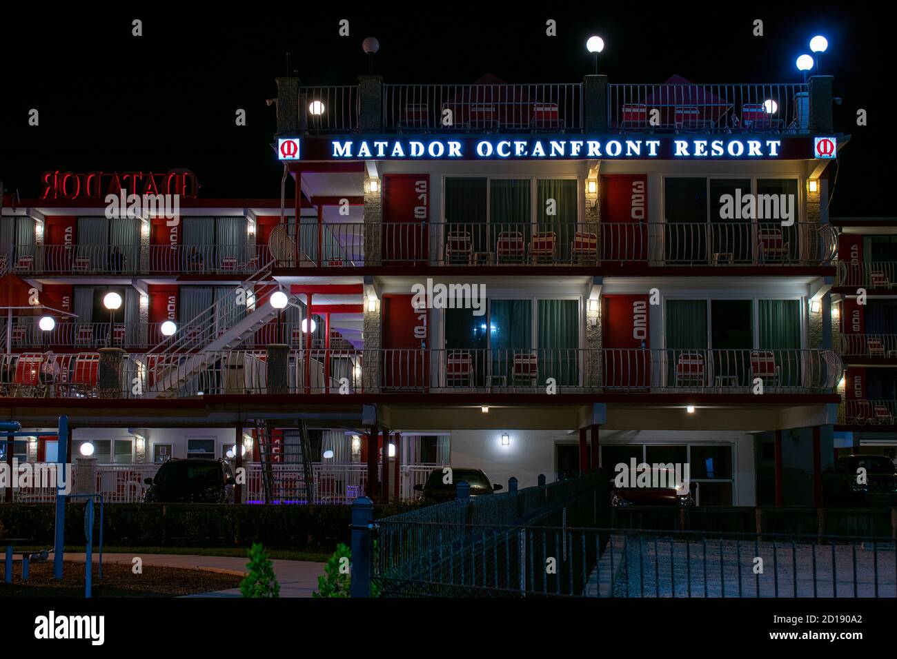 WILDWOOD, NEW JERSEY - September 16 2020: Das lokal berühmte Matador Oceanfront Resort und Hotel beleuchtet in der Nacht Stockfoto