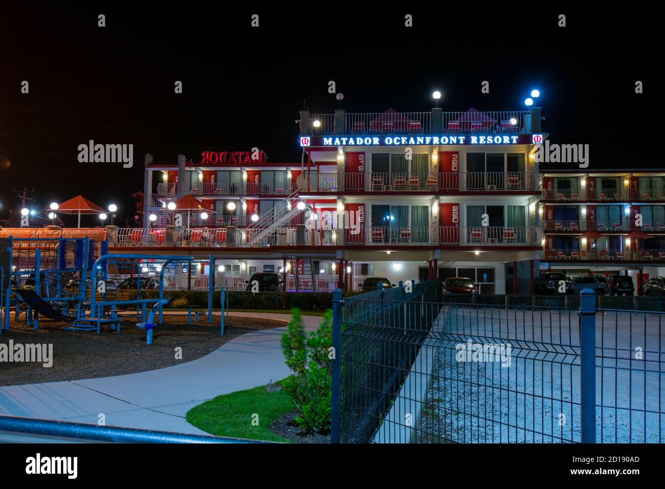 WILDWOOD, NEW JERSEY - September 16 2020: Das lokal berühmte Matador Oceanfront Resort und Hotel beleuchtet in der Nacht Stockfoto