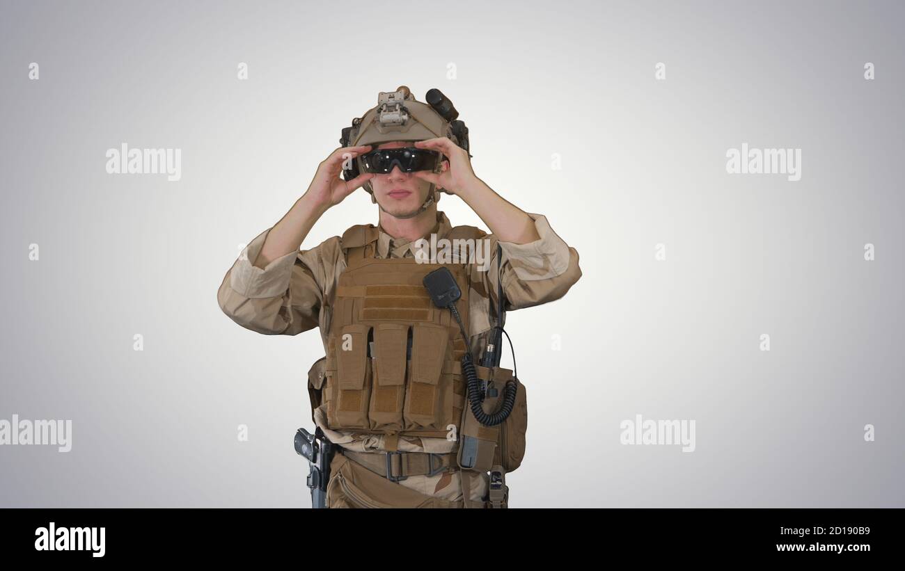 Soldat bereitet taktische Ausrüstung für Action-Kampf auf Gradient BA Stockfoto