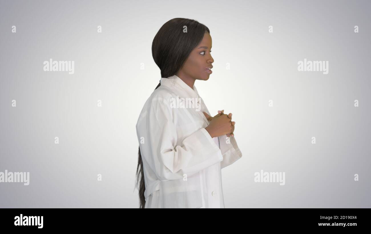 Junge afroamerikanische Ärztin, die über medizinische Versorgung spricht Stockfoto