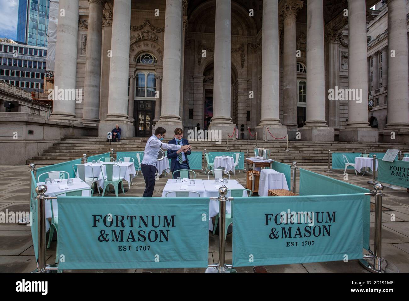 Das Freiluftrestaurant Fortnum & Mason befindet sich außerhalb der Royal Exchange, da die Coronavirus-Pandemie die Stadtarbeiter in London weiterhin fernhält. Stockfoto Das Freiluftrestaurant Fortnum & Mason befindet sich außerhalb der Royal Exchange, da die Coronavirus-Pandemie die Stadtarbeiter in London weiterhin fernhält. Stockfoto