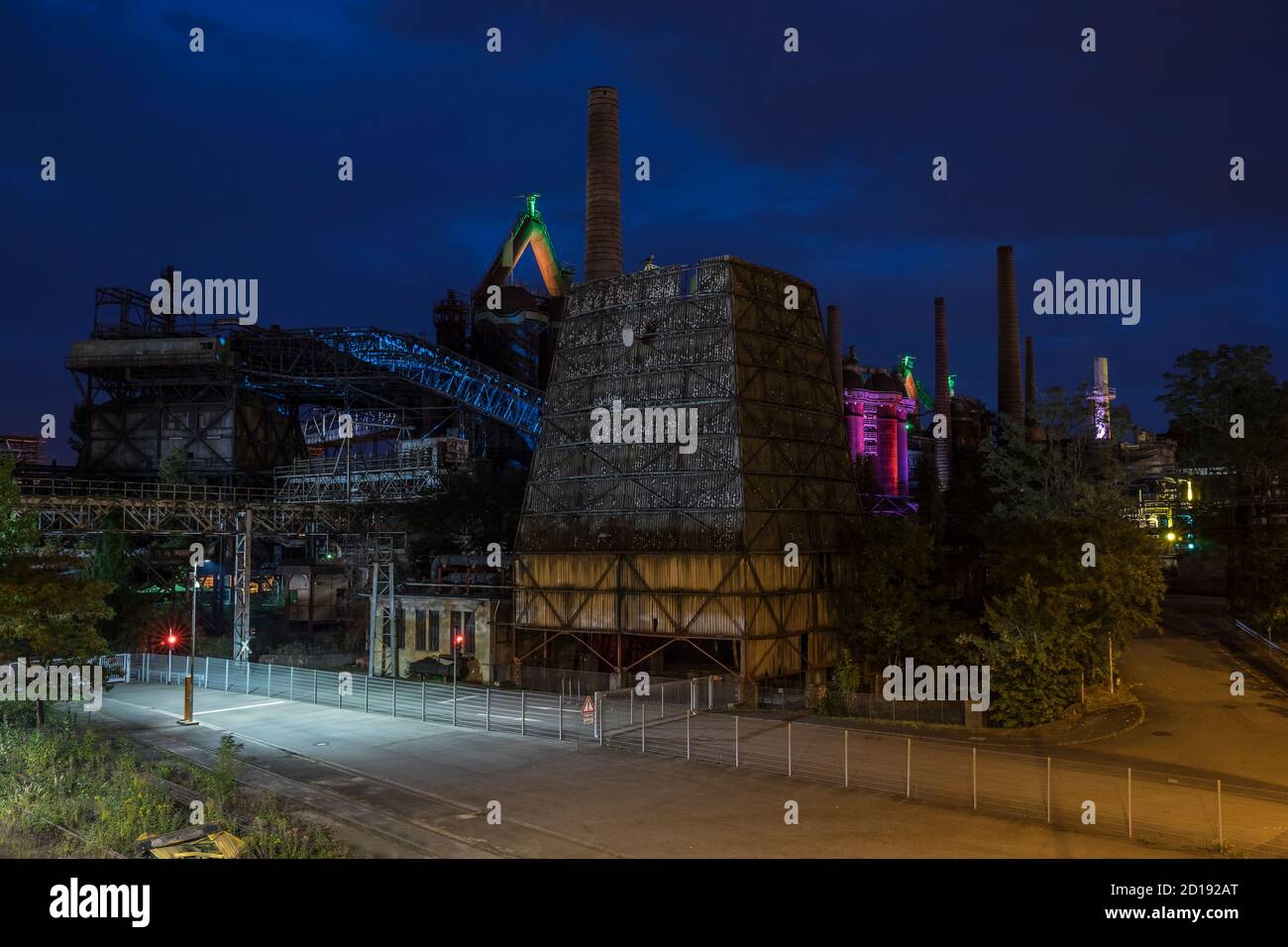 Historische Stahlwerke bei Nacht Stockfoto