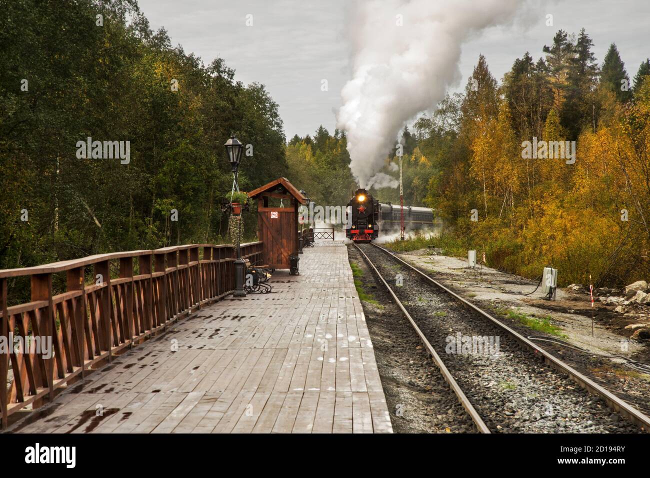 Ruskeala Express am Bahnhof Mountain Park Ruskeala. Republik Karelien. Russland Stockfoto