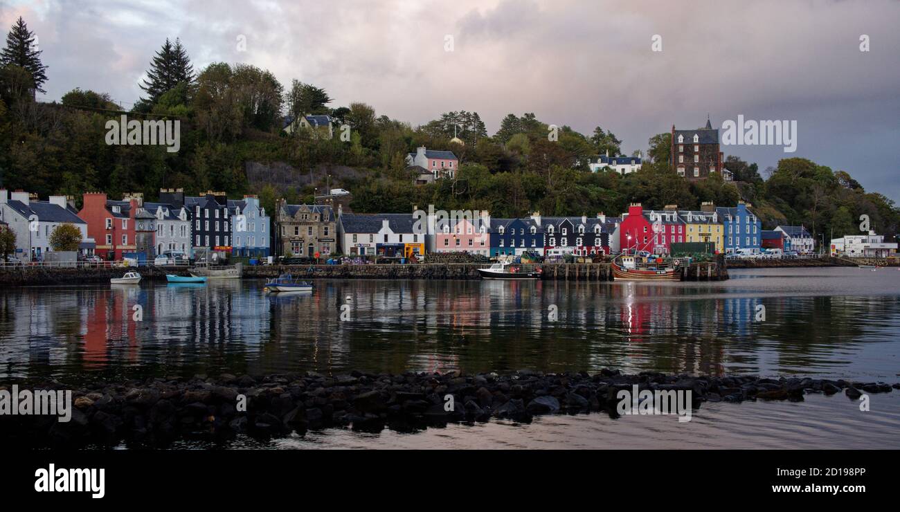 Die farbenfrohe Strandpromenade von Tobermory, der größten Stadt auf der wunderschönen Insel Mull in den Inneren Hebriden vor der Westküste Schottlands Stockfoto