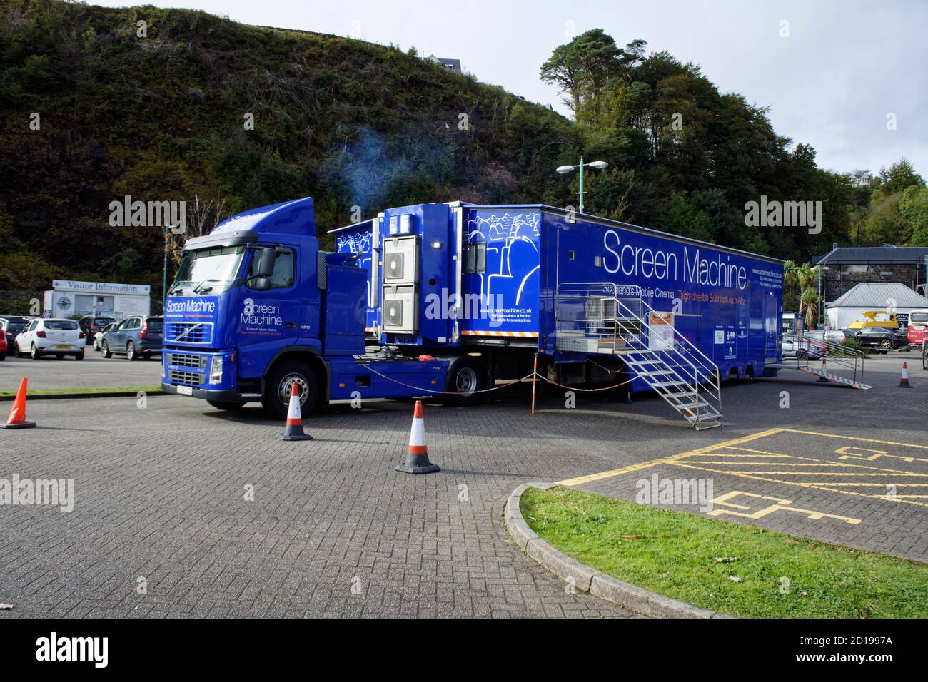 In Tobermory Parkplatz ist Leinwand Maschine ein mobiles Kino Welche Touren ländlichen Bereich der Highlands und Inseln von Schottland Stockfoto
