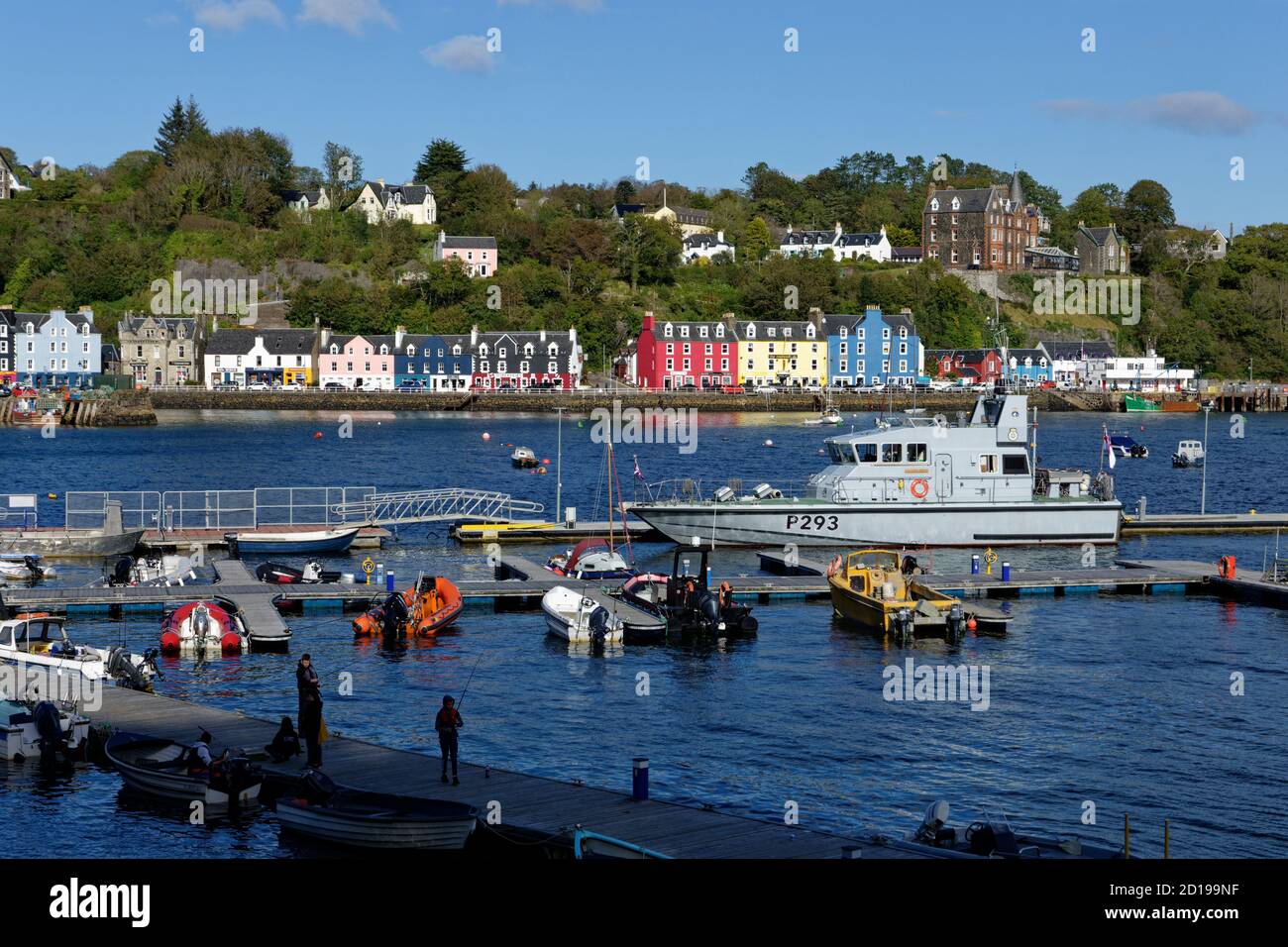 Der schöne Hafen und die Küste bei Tobermory auf der Insel Von Mull in den Inneren Hebriden vor der Westküste Von Schottland im Vereinigten Königreich Stockfoto