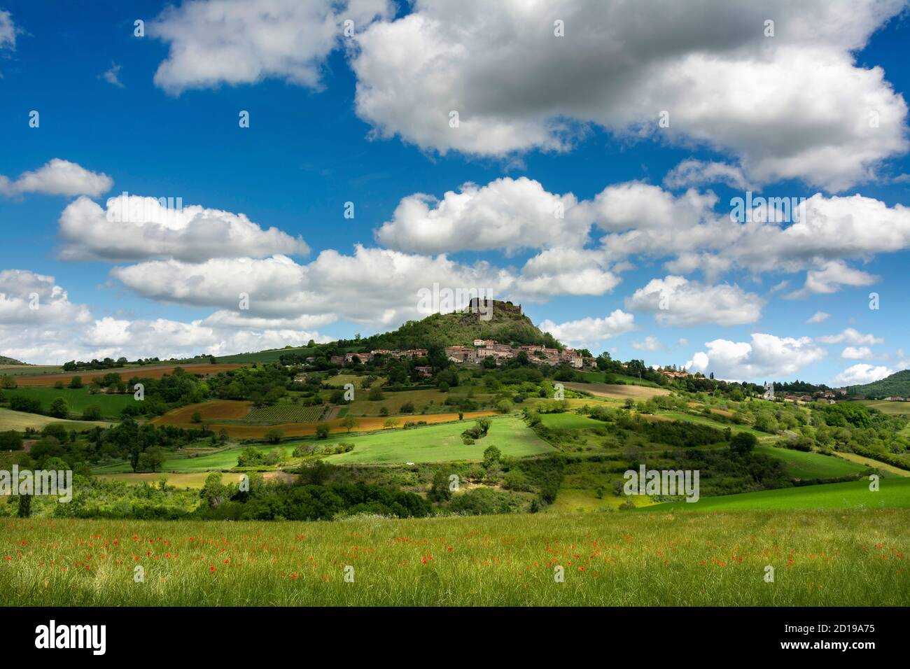 Die mittelalterliche Burg und das Dorf Buron, Puy de Dome Abteilung, Auvergne Rhone Alpes, Frankreich Stockfoto