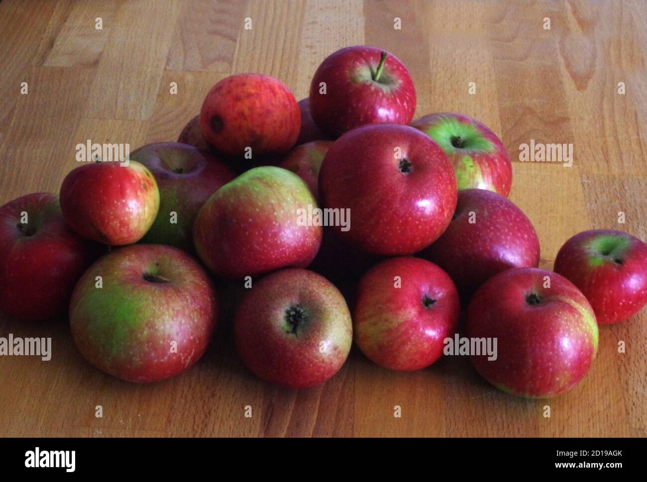 Rote Äpfel auf dem Tisch Stockfoto