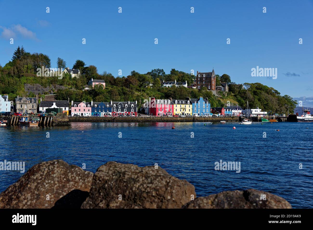 Die farbenfrohe Strandpromenade von Tobermory, der größten Stadt auf der wunderschönen Insel Mull in den Inneren Hebriden vor der Westküste Schottlands Stockfoto