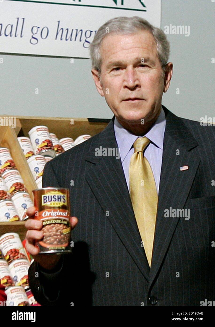 US-Präsident George W. Bush hält eine Dose von Bushs besten gebackenen Bohnen während seines Besuchs in der Central Virginia Foodbank in Richmond, Virginia, 19. November 2007. Bush reiste nach Virginia für Veranstaltungen vor dem Thanksgiving Feiertag. REUTERS/Jason Reed (USA) Stockfoto