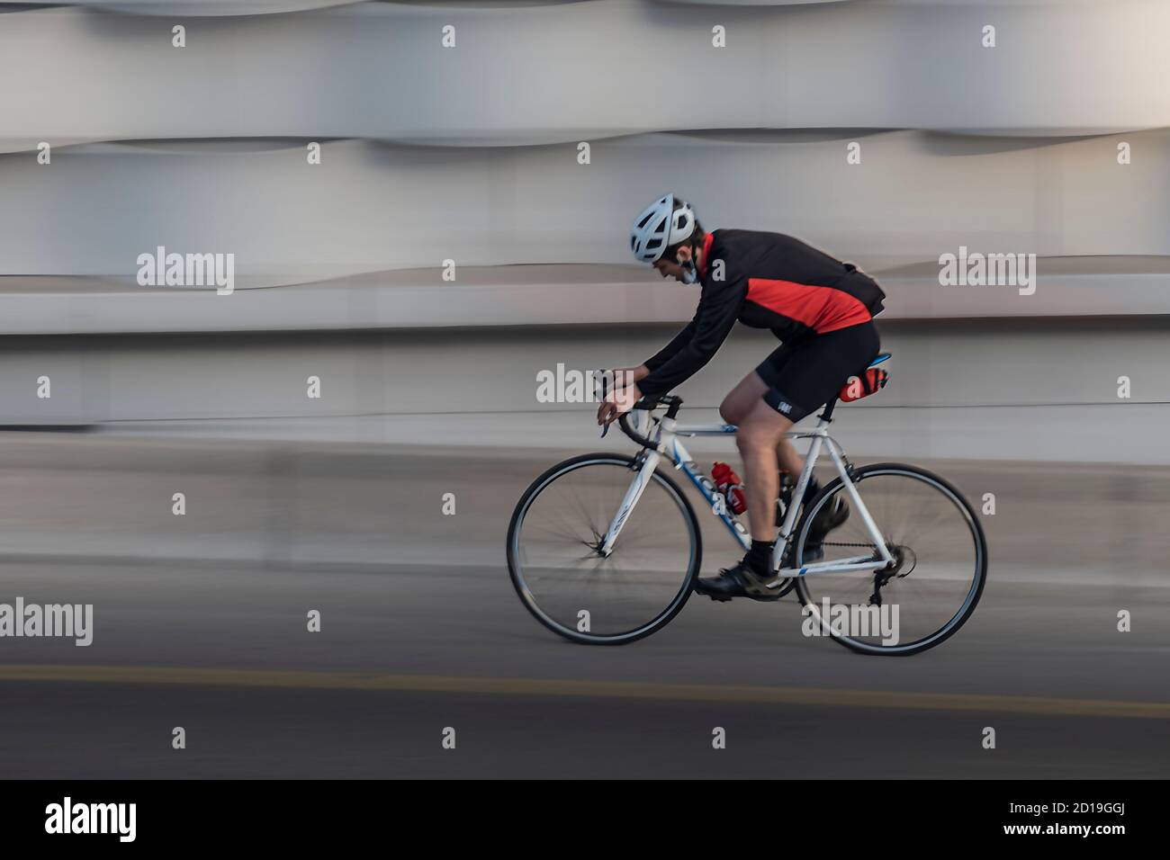 10/04/2020,Konak,Izmir,Türkei,der Fahrradfahrer geht in vollem Gange Stockfoto