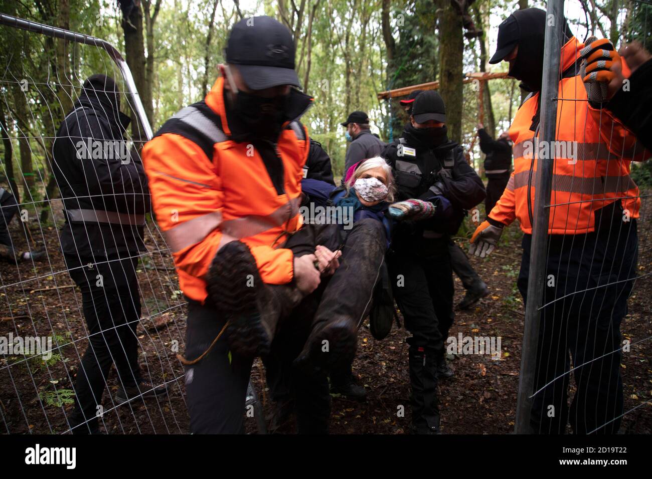 Cubbbington Woods, Warwickshire, Großbritannien. Oktober 2020. In den frühen Morgenstunden des 5. Okt. 2020 ergreifen friedliche HS2-Demonstranten Maßnahmen zum Schutz der Eichen und alten Wälder, die für die Zerstörung in Cubbbington Woods, Warwickshire, Großbritannien, markiert sind. Sie werden mit einer gewaltsamen Räumung durch HS2-Sicherheitskräfte getroffen, vor allem weibliche Demonstranten, die grob behandelt werden Kredit: Denise Laura Baker/Alamy Live News Stockfoto