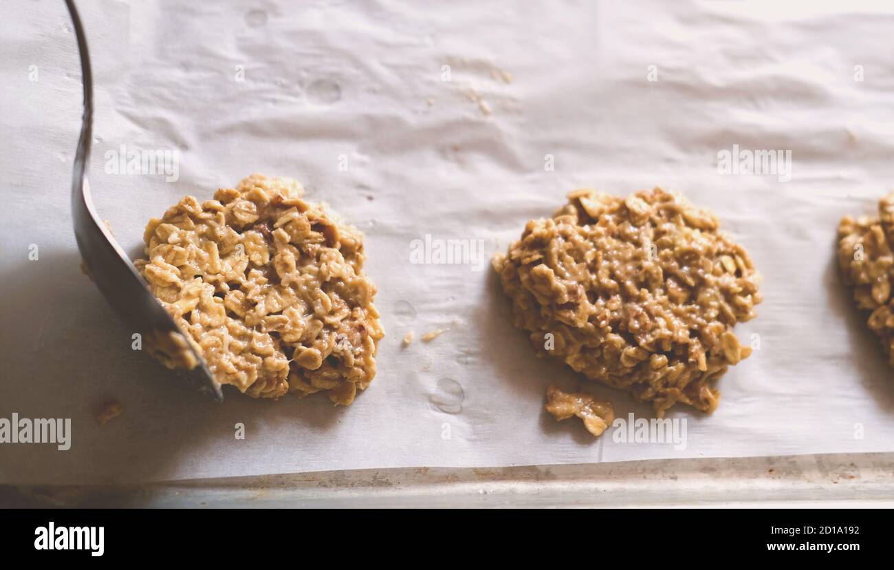 paleo Dessert, hausgemachte Kekse aus Haferflocken und Banane. Low Carb Diät Rezepte. Weniger Zuckerverbrauch. Rohe Cookies auf einem Backblech Stockfoto