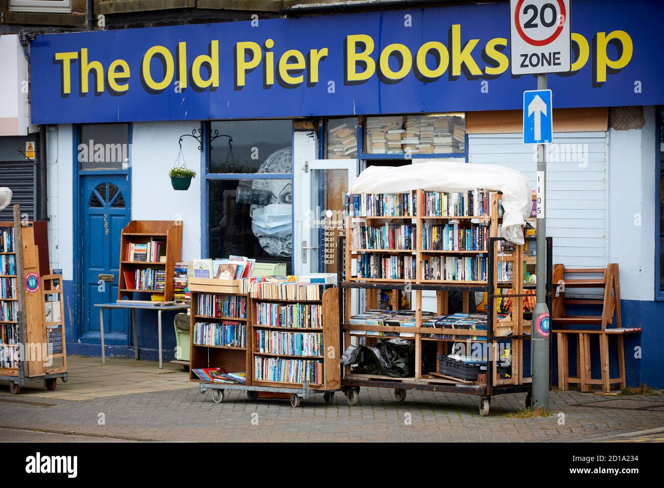 Morecambe Bay Lancashire The Old Pier Buchladen gebrauchte Bücher mit Bücherregale auf der Straße Stockfoto