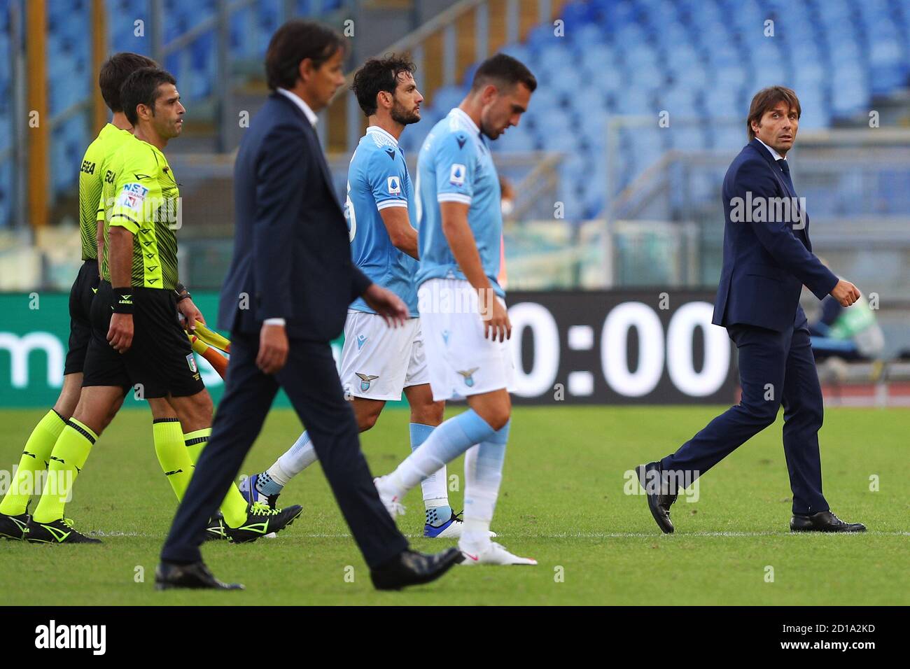 Internazionale-Cheftrainer Antonio Conte (R) beobachtet den Lazio-Cheftrainer Simone Inzaghi, als er nach dem Spiel das Spielfeld verlässt Während der italienischen Meister Stockfoto