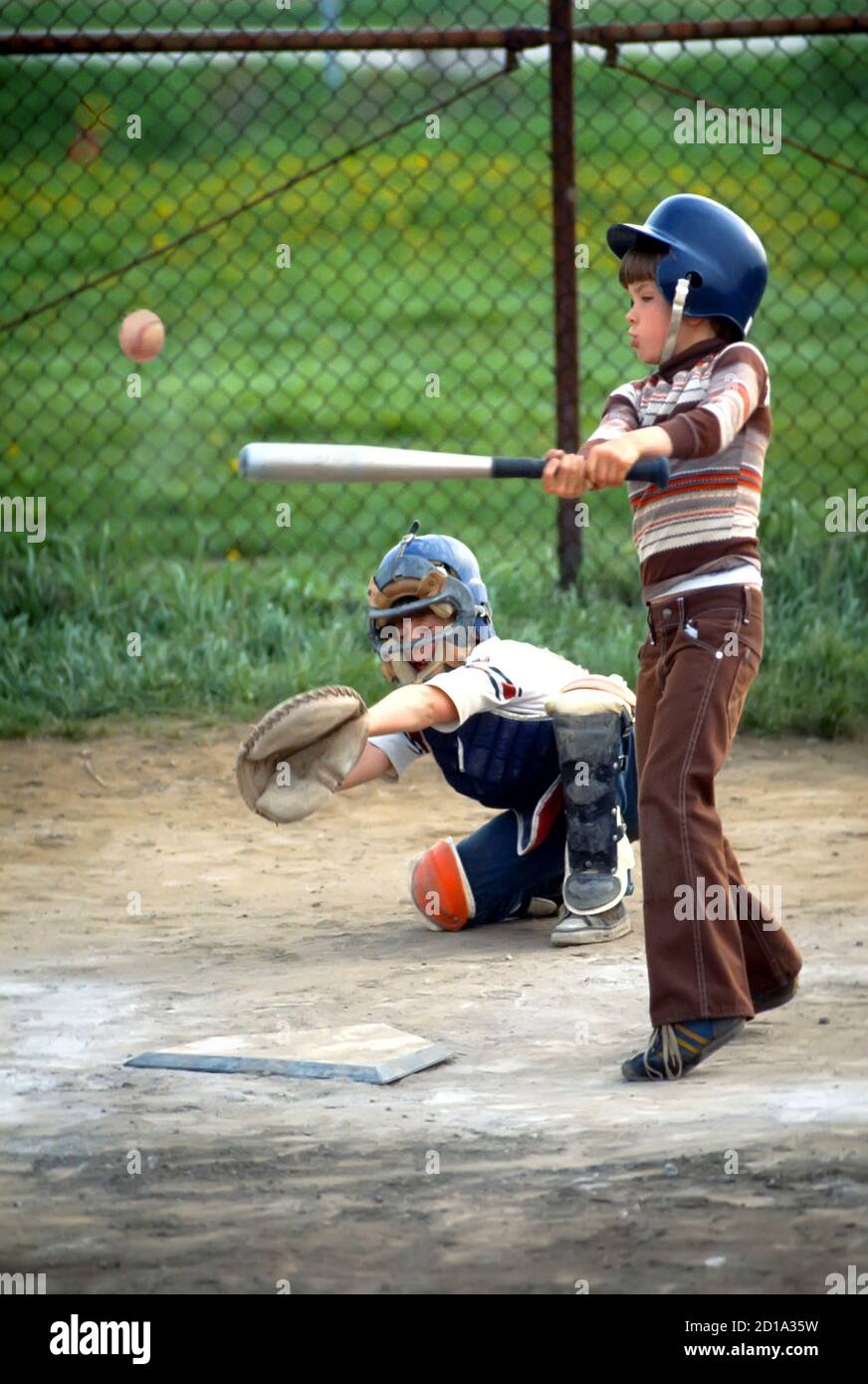Baseball Softball Action Little League Batter trifft Ball Stockfoto