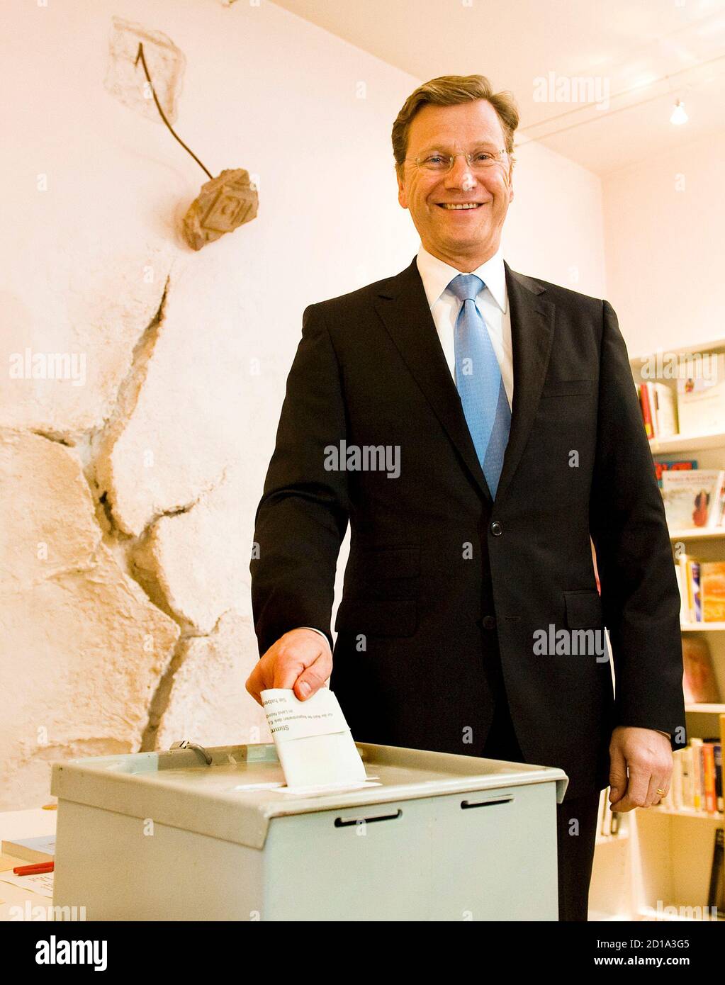 Parteivorsitzend der Freien Demokratischen Partei (FDP) Guido Westerwelle stimmt bei den Europawahlen in einem Bonner Pfarrbüro am 7. Juni 2009 ab. REUTERS/KNA-BILD/KIRSTEN NEUMANN (BUNDESTAGSWAHL) Stockfoto