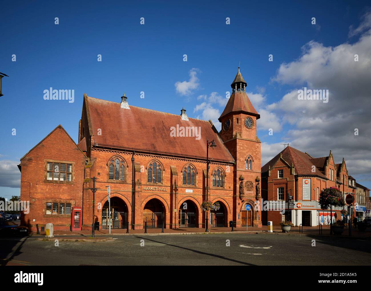 Sandbach Marktstadt Cheshire, England, Markthalle und Rathaus roten Backsteingebäude von Thomas Bower im gotischen Stil Revival Grade II aufgeführt Stockfoto