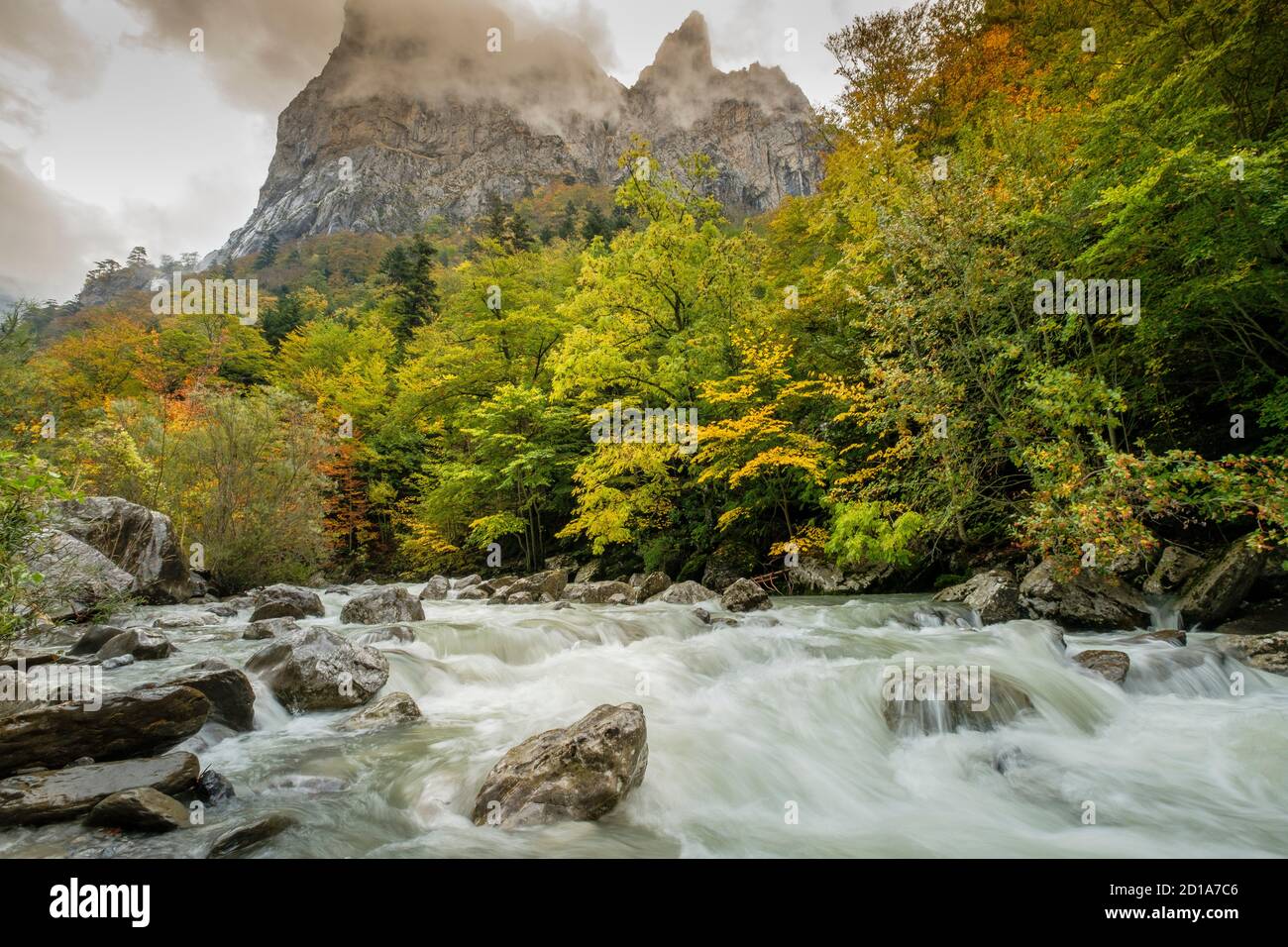 Grünen Korridor des Flusses Veral, westlichen Täler, Pyrenäen, Provinz Huesca, Aragón, Spanien, Europa Stockfoto