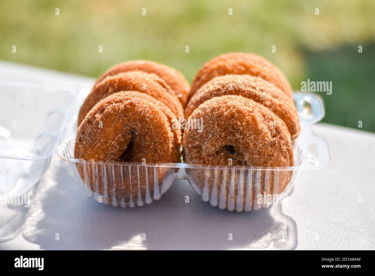 Handgemachte Apfel Zimt Donuts in Markham, Virginia. Aus frischen, handgepflückten Äpfeln. Konzept für den Agrotourismus. Stockfoto